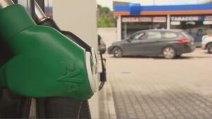 Cala il prezzo del petrolio, sale quello dei carburanti. Il governo spera nei dati Istat