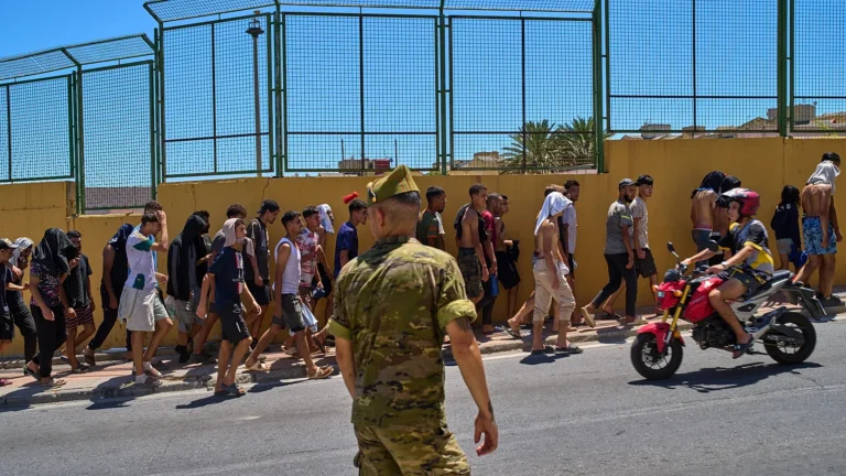 La Spagna apre indagine penale sull’ingresso dei migranti a Ceuta come attacco all’integrità territoriale