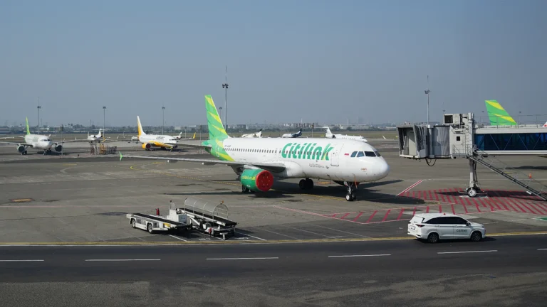 Indonesia, voli sospesi al principale aeroporto per eruzione vulcanica