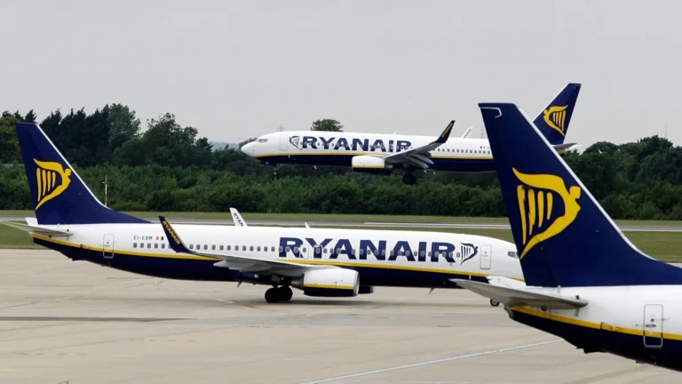 Ryanair, in tre anni 85 cadute dalle scalette del Boeing 737: lo studio dell’ANSV