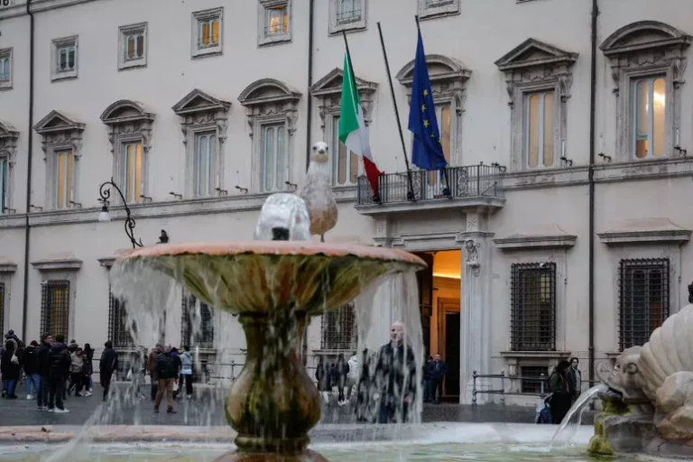 La direttiva di Palazzo Chigi: “Cento milioni di tagli a ministri e sottosegretari”