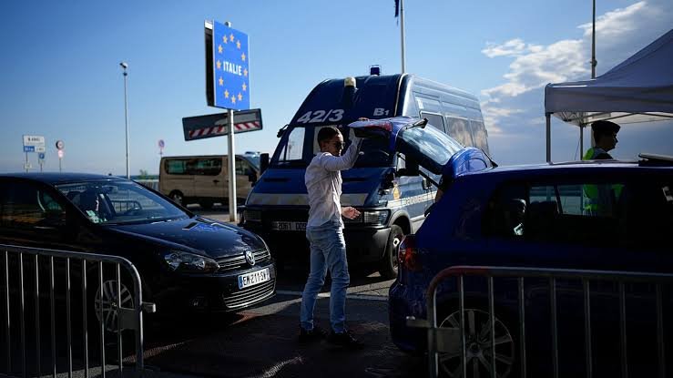 Italia e Spagna prorogano la sospensione del trattato di Schengen, continuano i controlli alle frontiere