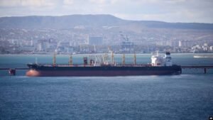 Bandiera russa come scudo giuridico: nella Manica undici petroliere da un miliardo di dollari
