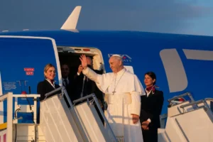 Papa Leone XIV all’Eliseo per l’incontro con Macron. Ai giornalisti Cnn: “Felice che siate qui”