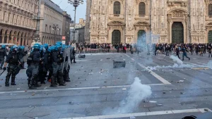 Secondo giorno di scontri a Milano: vetrine distrutte e negozi saccheggiati