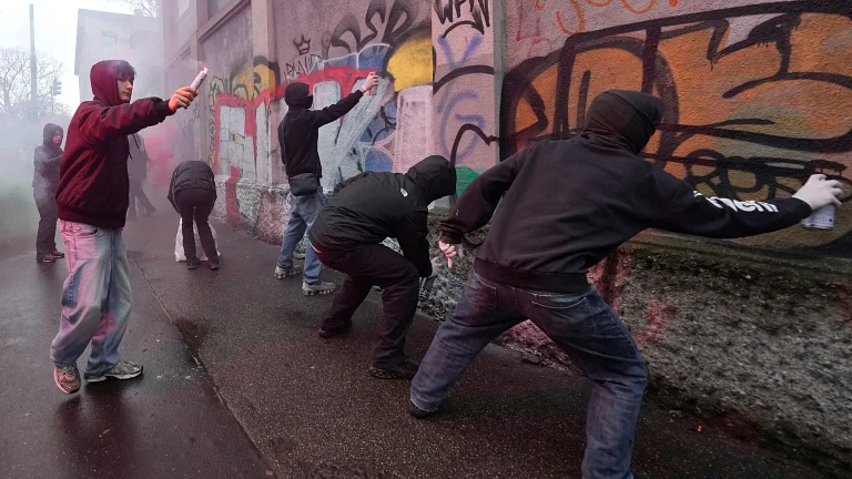 Prime scuole occupate in Italia sulla scia delle proteste studentesche francesi