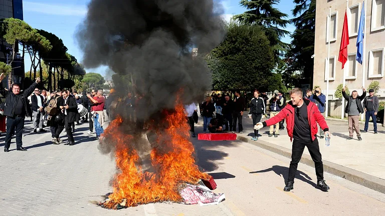 Albania, proteste e tensioni a Tirana: opposizione e studenti uniti contro Edi Rama