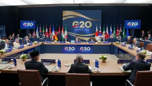 Diplomatici europei rifiutano foto al G20 con Lavrov, gli USA la cancellano