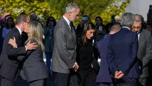I sovrani di Spagna visitano le vittime della tragedia ferroviaria di Toledo: due italiane ancora disperse