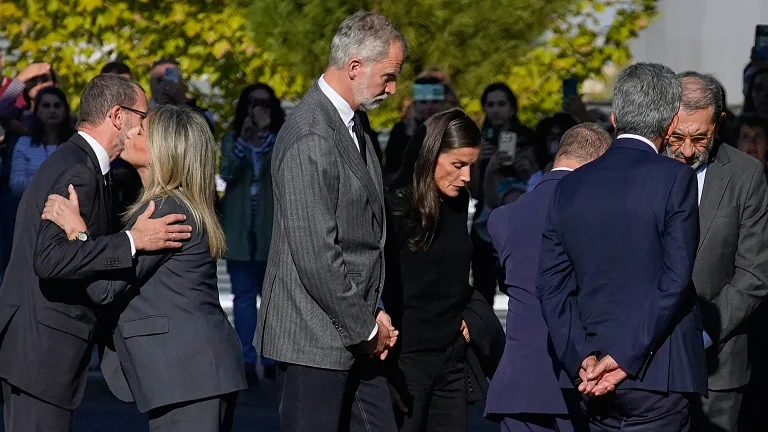 I sovrani di Spagna visitano le vittime della tragedia ferroviaria di Toledo: due italiane ancora disperse