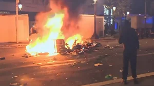 Notte di scontri a Barcellona: 100 arresti, saccheggi e decine di incendi