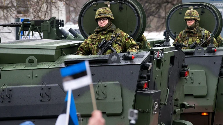 L’Estonia cambia strategia di difesa: l’esercito si sposta al confine con la Russia