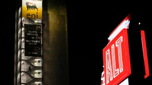 Eni annuncia che manterrà un tetto ai carburanti almeno per altri due mesi, monitorando il mercato