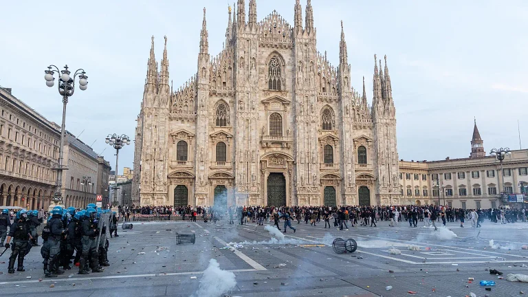 Proteste contro il caro-vita: 50 fermati a Milano, scontri anche a Torino e Bologna