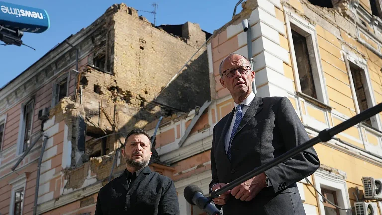 Merz a sorpresa a Kiev: la Germania stanzia nuovi aiuti per l’Ucraina, ma i sondaggi lo bocciano