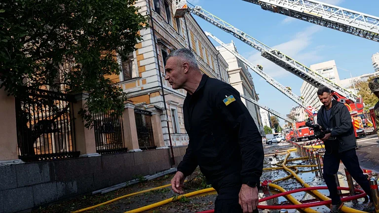 Secondo ponte di Kiev colpito in due giorni, Russia mira ai ponti sul Dnipro