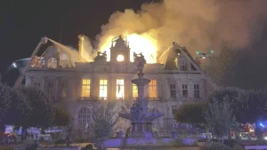 Proteste in Francia: a Limoges crolla la guglia del municipio storico