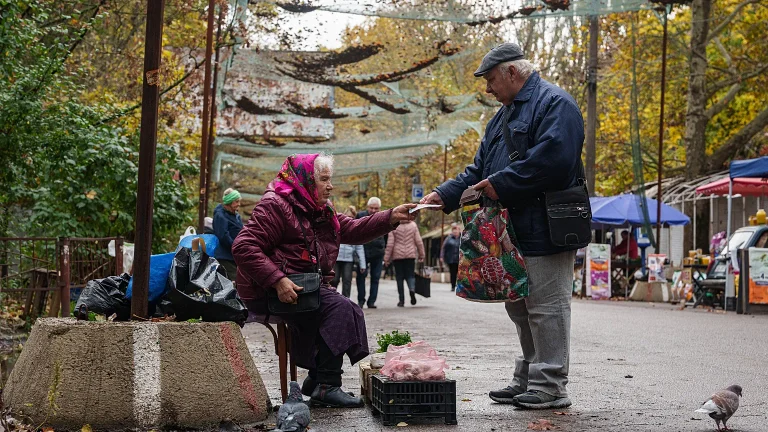 Tregua a Oleshky: dalla città occupata dai russi partono i primi civili verso l’Ucraina