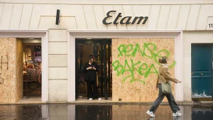 Nuove proteste in Italia e in Francia, tensioni per i divieti dell’ultima ora