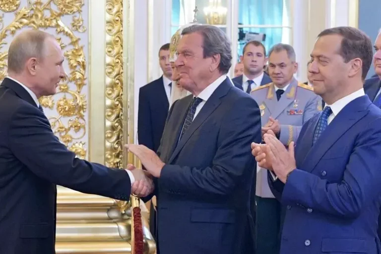 Schroeder da Putin per il compleanno, Merz ‘profondamente indignato’