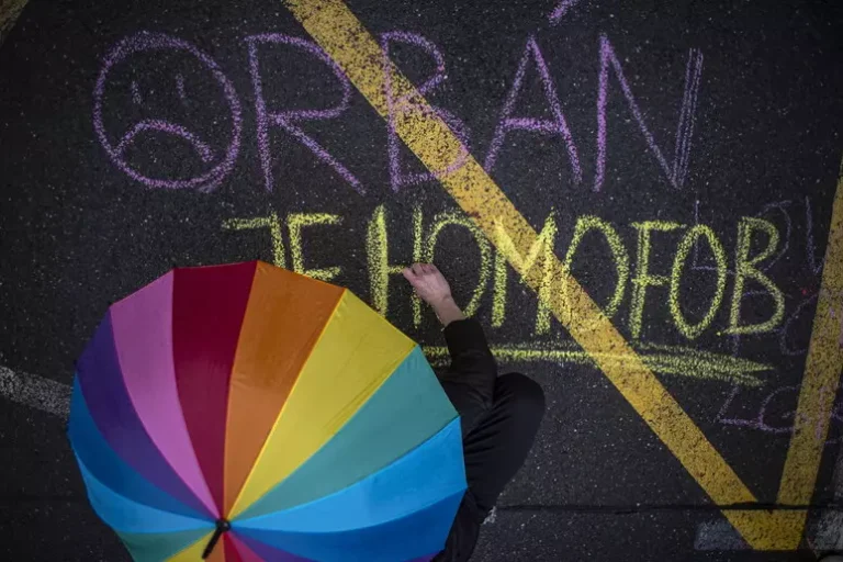 Ungheria adotta prima legge che elimina disposizioni anti-Lgbt+ di Orbán