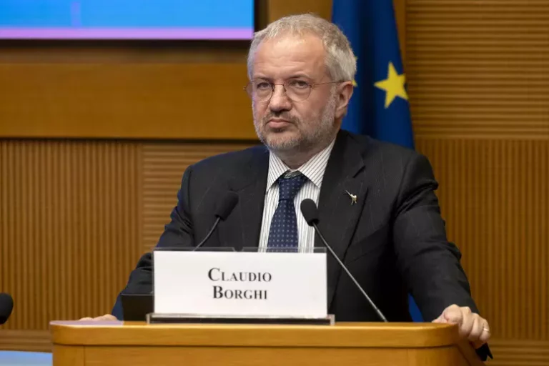 Il leghista Borghi chiama no vax e vittime dei vaccini al Senato, scontro col Pd