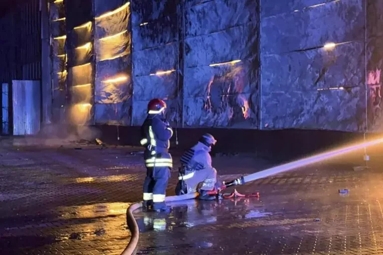 Droni russi su Sepetivka, brucia un deposito di petrolio