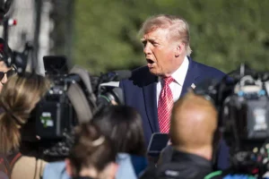 Trump annuncia 8 miliardi di dollari per gli agricoltori contro il caro gasolio