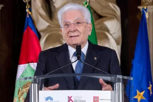 Mattarella difende i vaccini, maggioranza divisa sui medici no vax