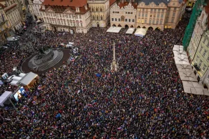 Migliaia di manifestanti a Praga contro l’abolizione del canone radio-tv