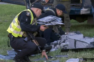 Drone russo colpisce una scuola a Kiev, strage sfiorata, illesi i bambini