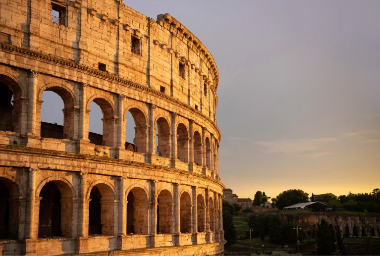 Il palco di Mosca a Roma: quando la propaganda del Cremlino si traveste da controcultura